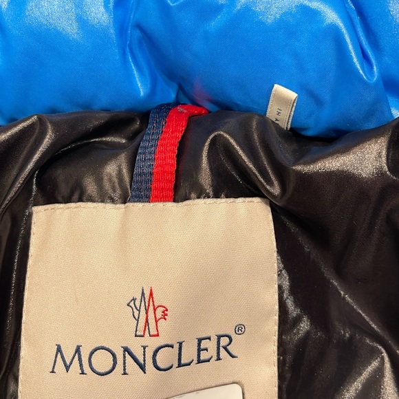 Moncler Blue Boys Puffer Jacket with hood, size 6 - Picture 6 of 11